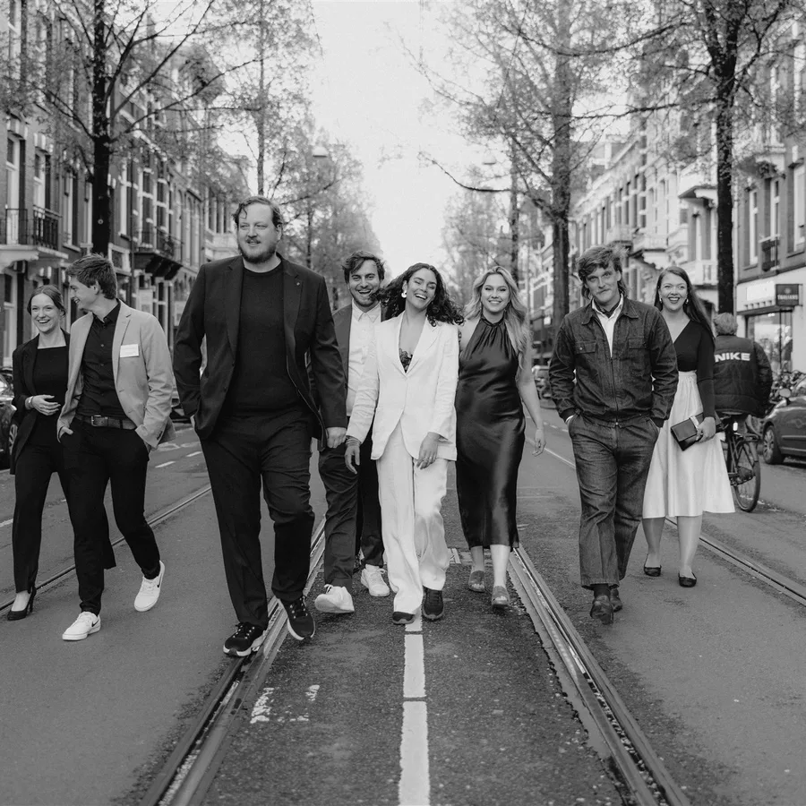 Het team van Lux Visual Storytellers wandelt samen door een straat.